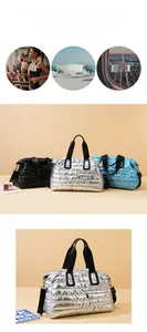 Vue détaillée de sacs de voyage matelassés en noir, argent et bleu avec finition métallique