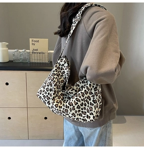 Dettaglio della borsa hobo in tela leopardata con tracolla ampia e regolabile