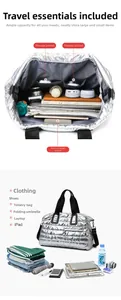 Vue détaillée de l'intérieur du grand sac matelassé argenté avec multiples poches