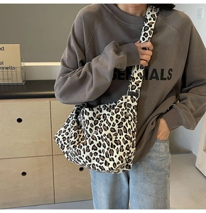Dettaglio della tracolla larga in tela e stampa leopardata sulla grande borsa shopper da donna