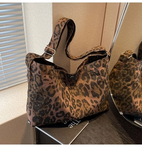 Dettaglio della borsa tote in tela leopardata con tracolla regolabile e chiusura a scatto