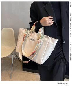 Dettaglio della borsa tote in nylon bianco sporco con spalline larghe ricamate a fiori
