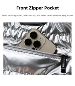 Détail de la poche zippée avant du sac argenté matelassé avec téléphone et cartes