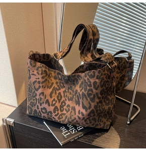 Dettaglio della borsa tote in tela leopardata vintage con tracolla larga e chiusura magnetica
