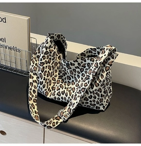 Dettaglio della borsa tote in tela leopardata con tracolla regolabile e fibbia in metallo