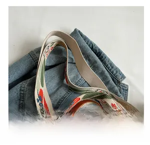 Dettaglio della tracolla jacquard colorata stile boho su una borsa tote in nylon
