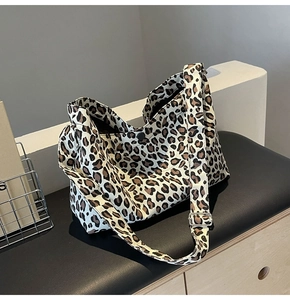 Dettaglio della trama leopardata della borsa tote in tela con fibbia in metallo