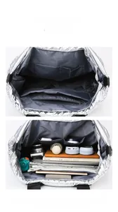 Vue intérieure du sac Oxford argenté montrant la grande capacité et le rangement