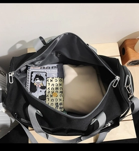 Vue de dessus du grand sac de voyage en oxford noir montrant la capacité intérieure