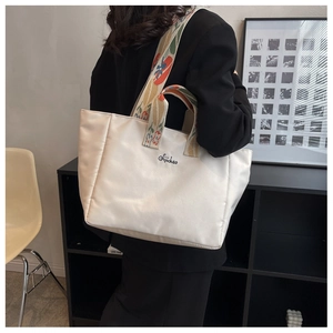 Dettaglio della borsa tote in nylon bianco con tracolle in jacquard colorato stile bohémien