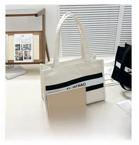Détail du sac cabas en toile avec rayures montrant la capacité pour tablette 10 pouces