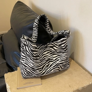 Grande borsa tote in tela con stampa zebrata da donna in un ufficio moderno