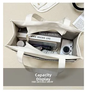 Vue intérieure montrant la grande capacité du sac en toile pour livres et tablette