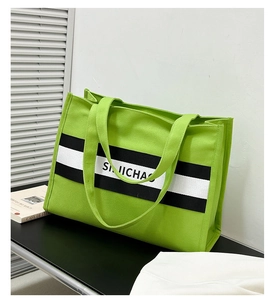 Gros plan détaillé d'un sac cabas en toile vert citron avec des rayures noires et blanches