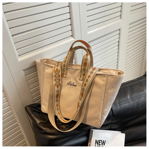 Dettaglio della borsa tote in nylon crema con ricamo Sijichao e tracolla geometrica