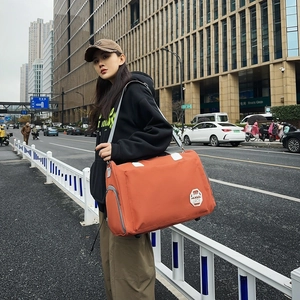 Grand sac de voyage orange en tissu Oxford pour femme avec bandoulière réglable et poche