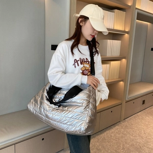 Grand sac fourre-tout matelassé argenté avec de larges bandoulières noires sport