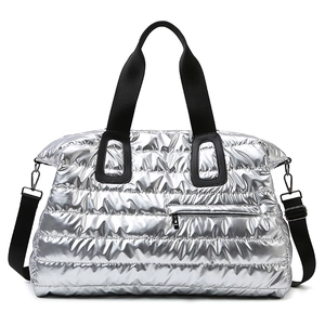 Sac fourre-tout matelassé en tissu Oxford argenté avec bandoulière réglable chic