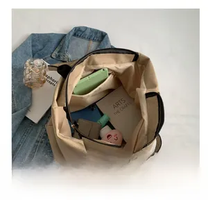 Vue intérieure du grand sac cabas en toile avec fermeture éclair et poches internes
