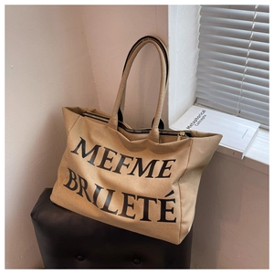 Détail du grand sac cabas en toile avec imprimé MEFME BRILETÉ et fermeture éclair