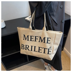 Détail du sac cabas en toile beige avec inscription MEFME BRILETÉ noire imprimée