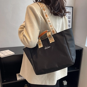 Borsa Tote Grande Capacità Da Donna In Tessuto Nylon Borsa A Mano Versatile Con Tracolla Larga Intrecciata Geometrica