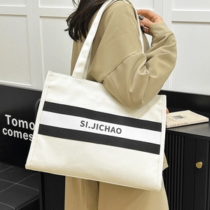 Grand sac cabas en toile beige avec bandoulière rayée noire pour un usage quotidien