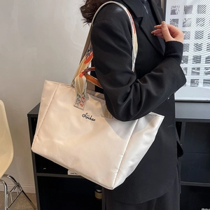 Borsa tote capiente bianco avorio con tracolla floreale e design minimalista
