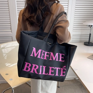 Grand sac cabas noir en toile avec lettrage rose MEFME pour le quotidien et le bureau