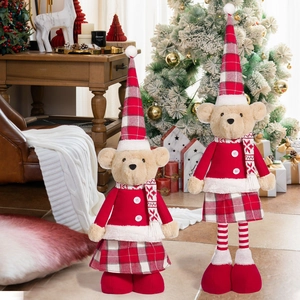 Vue détaillée de deux ours en peluche de Noël en tenues de fête rouges