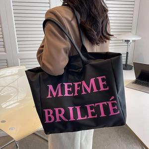 Grand sac cabas noir en toile avec lettrage MEFME BRILETÉ rose pour le transport quotidien