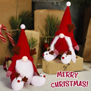 Gros plan de deux gnomes de Noël avec bois de renne dans une boîte cadeau festive