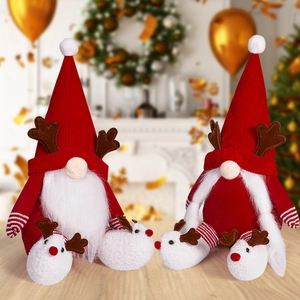 Détail de gnomes de Noël avec bois de renne et chaussons en peluche sur bois clair