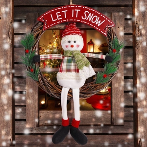 Detail eines Weihnachtskranzes mit Schneemann und 'LET IT SNOW' Banner auf Holzgrund