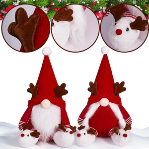Paire de gnomes de Noël avec bois de renne et chapeaux en velours sur fond blanc