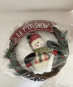Weihnachtskranz Detail mit Schneemann-Puppe und Let It Snow Banner Dekoration