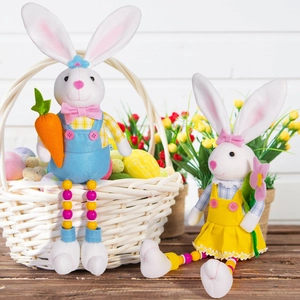 Vue détaillée de lapins de Pâques en peluche avec pattes en perles et décorations