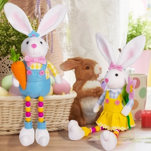 Détail de lapins de Pâques en peluche avec carotte et fleur dans un décor de fenêtre