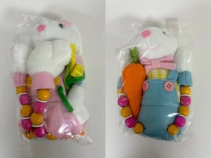 Détail de peluche lapin de Pâques artisanale avec jambes en perles et accessoire carotte