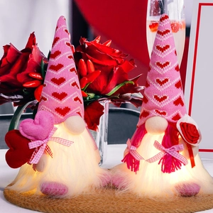 Détail de gnomes de Saint-Valentin LED avec chapeaux tricotés et barbe en peluche