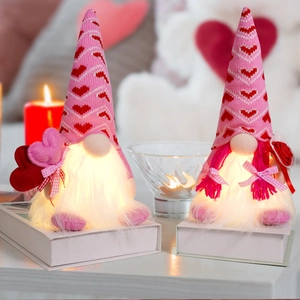 Détail de gnomes de la Saint-Valentin lumineux avec LED et bonnets à motifs cœurs