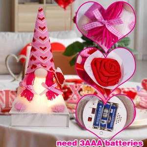 Détail du gnome de la Saint-Valentin LED avec chapeau à cœurs, rose et boîtier piles
