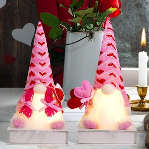 Détail de gnomes de la Saint-Valentin avec lumières LED et motifs de cœur