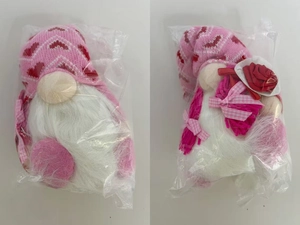 Gnome de la Saint-Valentin en peluche avec bonnet à cœurs et rose rouge emballé