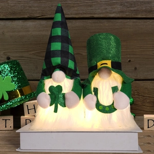 Gnomes de la Saint-Patrick lumineux avec barbes LED et détails de trèfle en gros plan