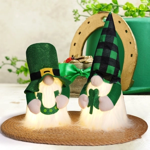 Détail de gnomes lumineux de la Saint-Patrick avec sequins verts et trèfle de la chance