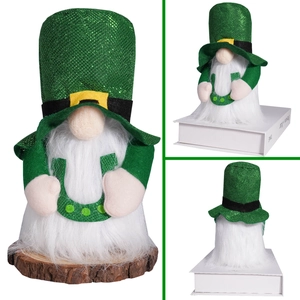 Détail macro du nain de la Saint-Patrick avec chapeau à paillettes vertes et fer à cheval
