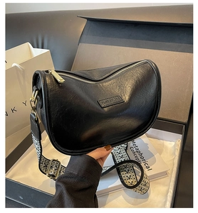Sac demi-lune noir avec large bandoulière géométrique et détails dorés raffinés