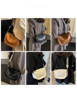 Détails du grand sac hobo avec bandoulière géométrique large et finitions métalliques