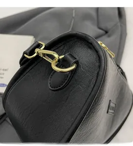 Détail du crochet en métal doré haut de gamme sur le sac à bandoulière en cuir noir